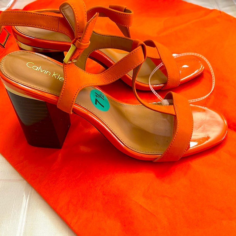 🎉🎉🎉PRICEDROP🎉CALVIN KLIEN SUMMER orange patent and fabric SANDLE